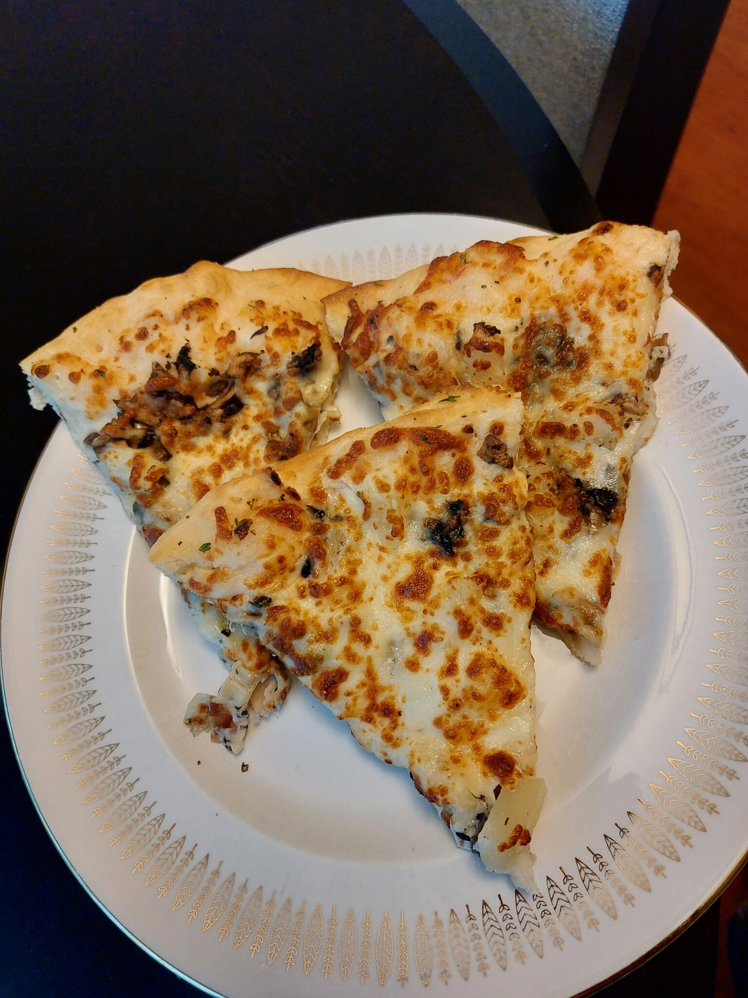 Mushroom and pineapple pizza with white sauce Don't judge me 😛 🤤 Blah